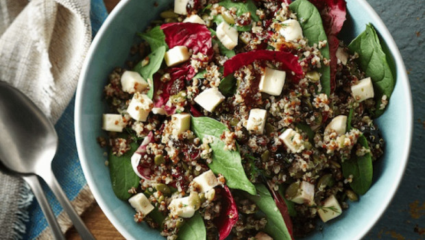 Salade de quinoa aux épinards, graines de citrouille et fromage