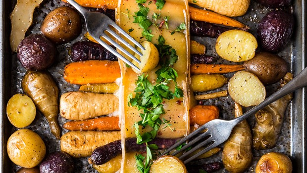 Raclette de légumes-racines sur une plaque